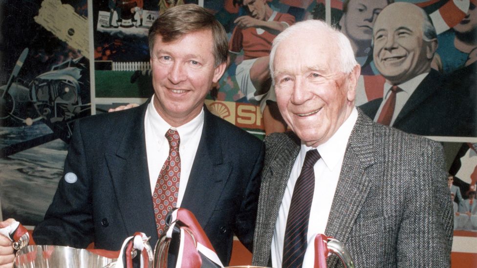 เฟอร์กูสัน และ Matt Busby อดีตนักฟุตบอลและผู้จัดการแมนเชสเตอร์ยูไน 1945 - 1969 By KUBET
