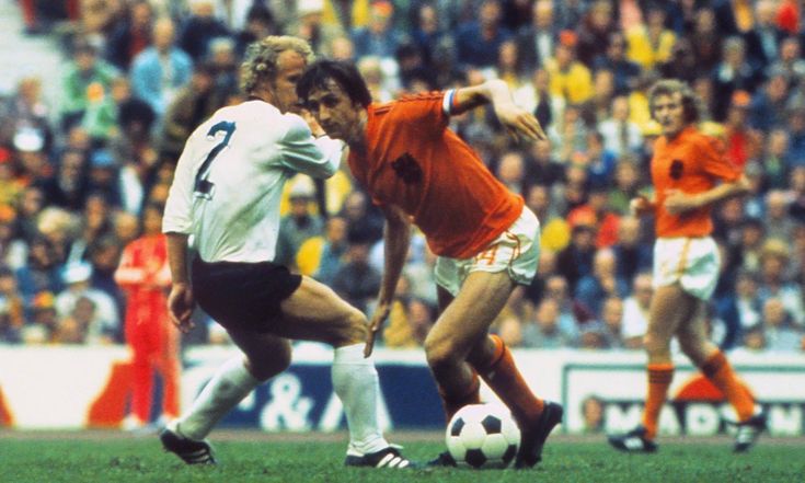 ภาพการเข้าปะทะระหว่าง Vogts กับ Cruyff ในฟุตบอลโลกรอบสุดท้ายปี 1974 By KUBET
