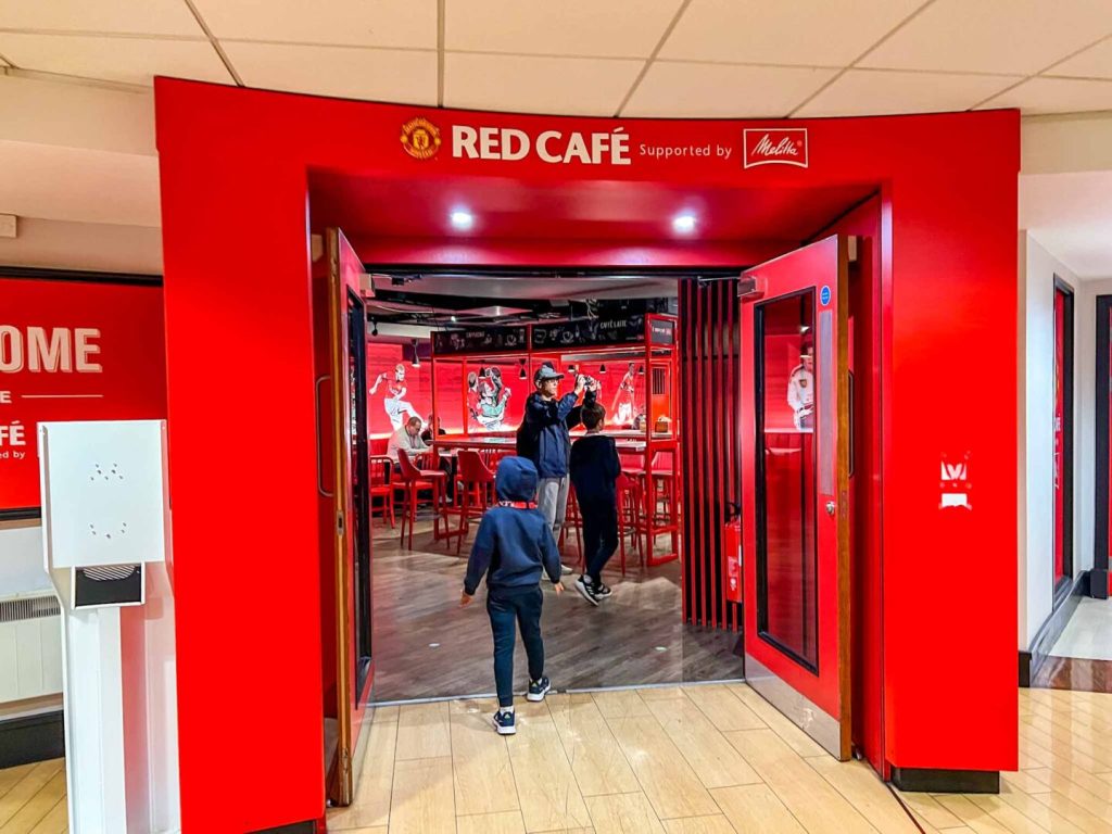 RED CAFE ที่ โอลด์แทรฟฟอร์ด By KUBET