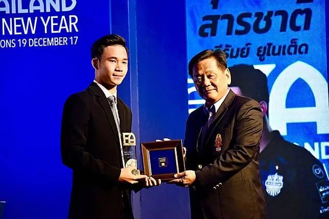 สุภโชค สารชาติ ได้รับรางวัลประตูยอดเยี่ยมแห่งปี 2019 - KUBET