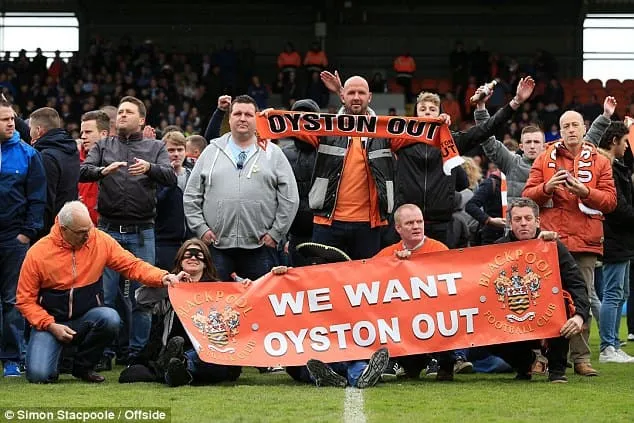 แฟนบอลประท้วง Oyston Out! สั่งปลด คาร์ล ออยส์ตัน ออกจากแบล็คพูล - KUBET