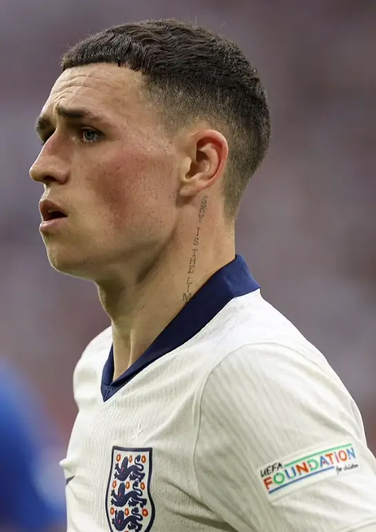 รอยสักที่คอของ Phil Foden By KUBET