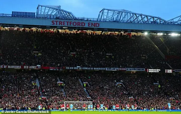 the Stretford End, อัฒจันทร์ Sir Alex Ferguson และอัฒจันทร์ตะวันออก By KUBET