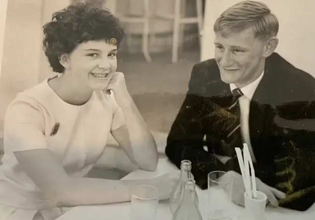 Bill Gates ถ่ายรูปกับจูดิธเมื่อปี 1962 เป็นนักฟุตบอลคนแรกของอังกฤษที่ได้รับค่าจ้าง 50 ปอนด์ต่อสัปดาห์ By KUBET