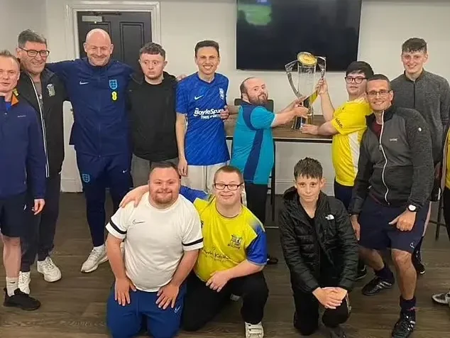 คาร์สลีย์พาทีมไปที่มูลนิธิSolihull Moors และลูกชายของเขา Connor Carsley (หน้าซ้าย)