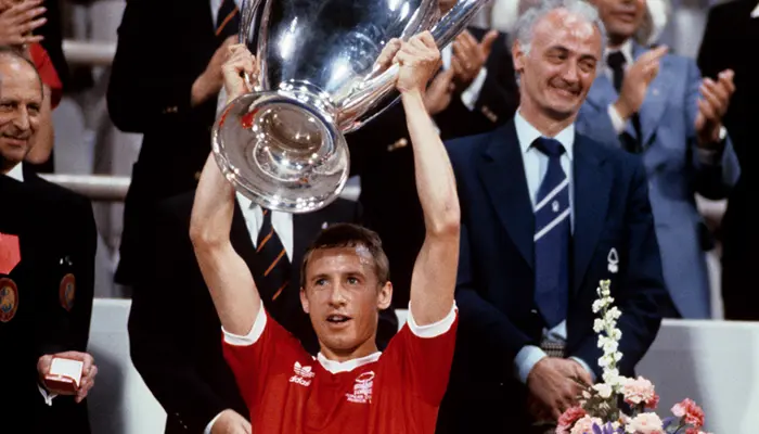 John McGovern ซึ่งเคยเล่นภายใต้การคุมทีมของ Brian Clough By KUBET