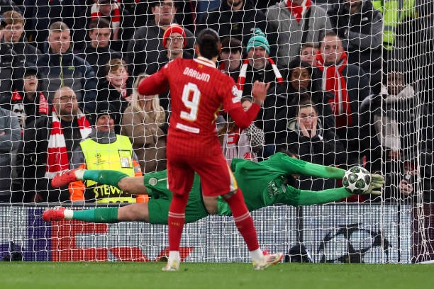 จานลุยจิ ดอนนารุมม่า ผู้รักษาประตู PSG สกัดบอล นูนเญซ ได้